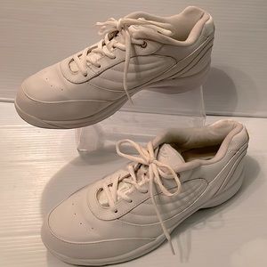 Easy Spirit Women's Beige Leather Walking Shoes Stars size 10 EUC